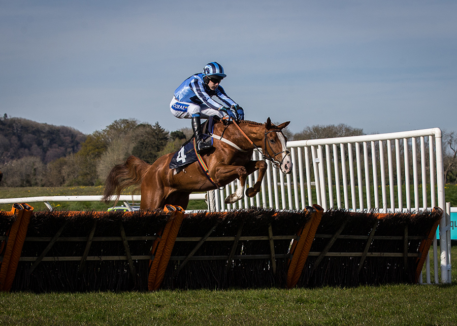 GORDON’S JET makes winning debut over hurdles providing owner Patrick Boyle with a welcome first winner